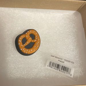 Pretzel jibbitz